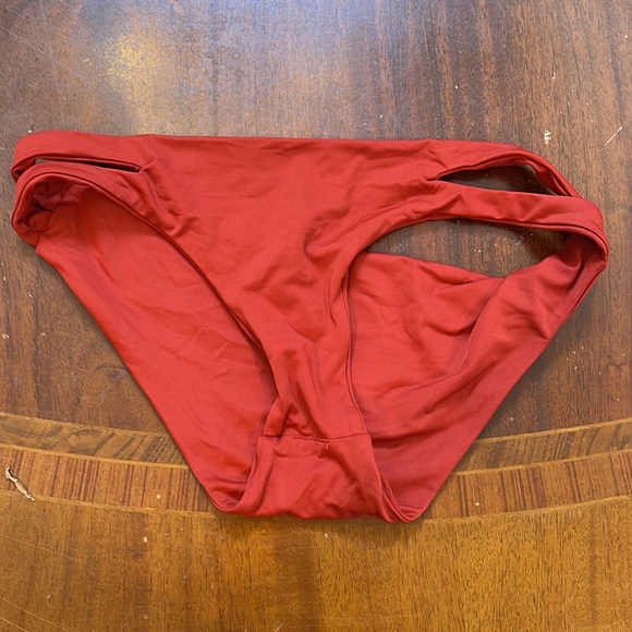 Rebecca Virtue Becca large red white floral bikini top & small bikini bottom - Picture 4 of 5